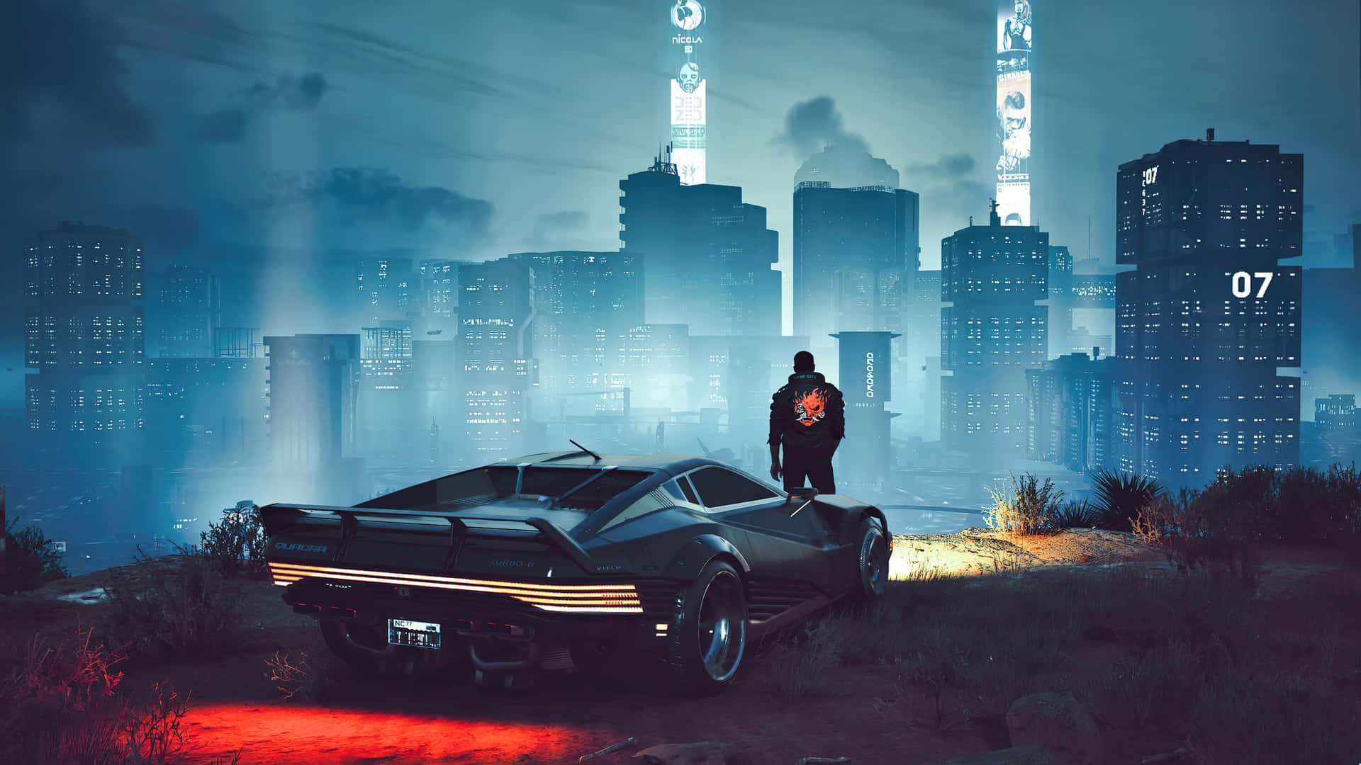 1080p Cyberpunk 2077 桌布 壁紙 — 一個孤獨的身影站在一輛時尚跑車上，俯瞰著夜晚霓虹燈閃爍的賽博龐克城市景觀。