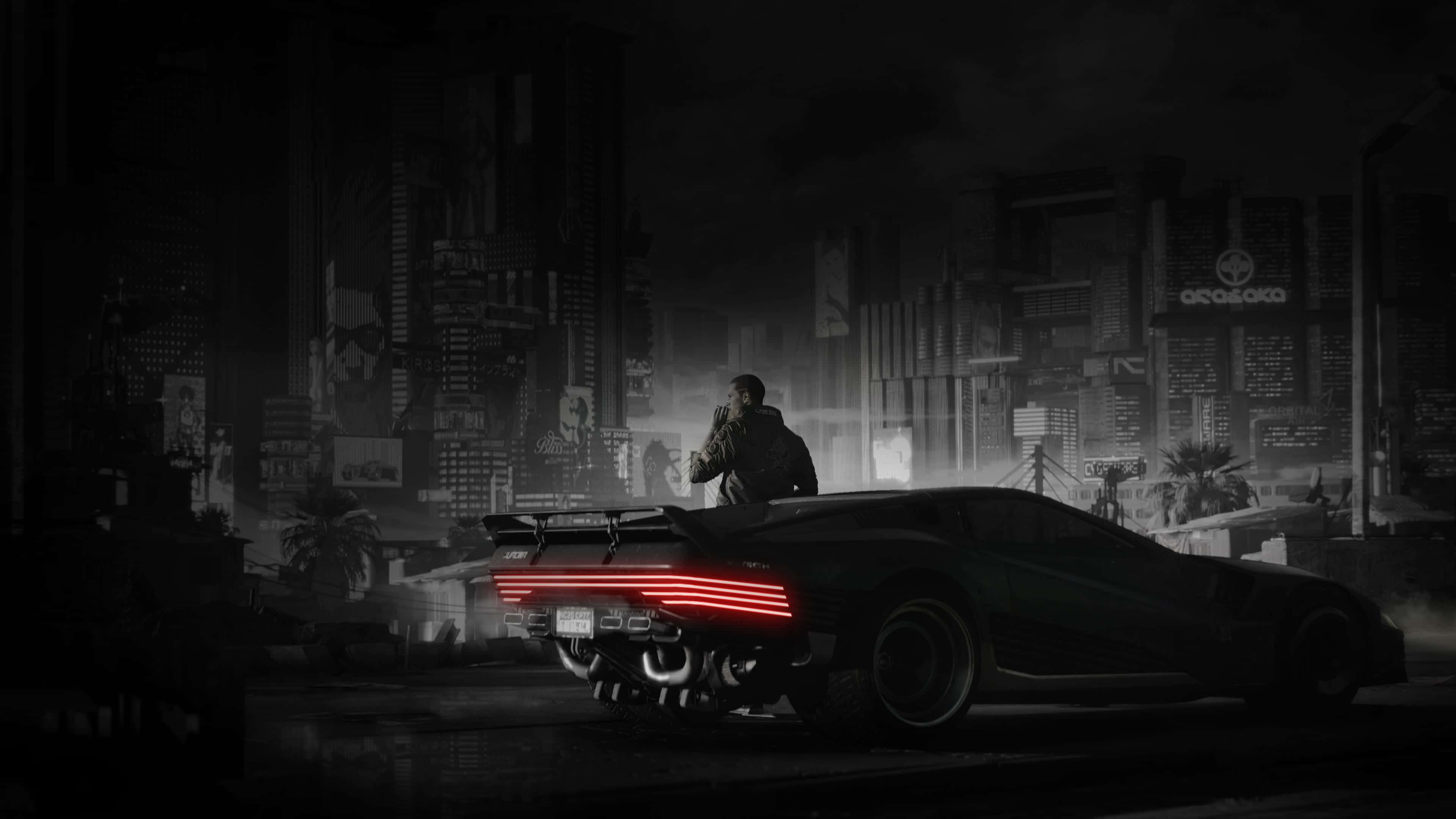 Dark Cyberpunk 桌布 壁紙 — 一個孤獨的身影站在一輛時尚跑車上，車尾燈發出紅色光芒，背景是夜晚霧氣瀰漫、霓虹閃爍的城市景觀。