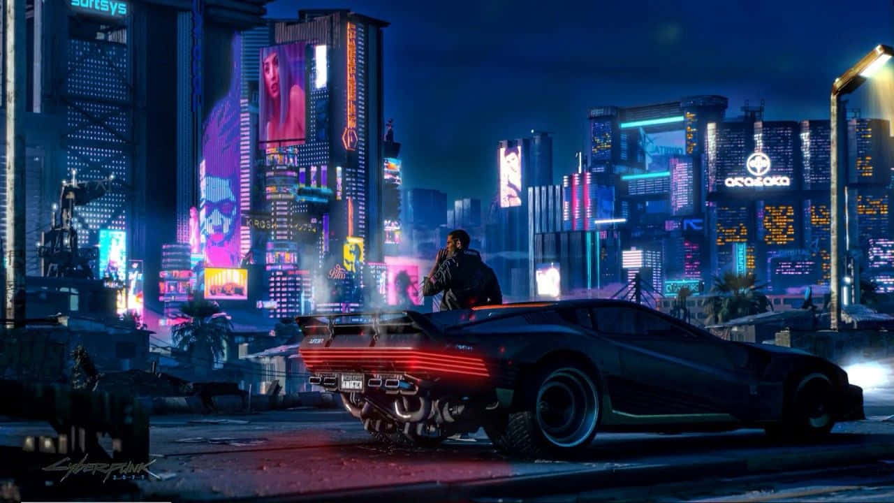 Cyberpunk Night City 桌布 壁紙 — 一個孤獨的身影站在一輛發光的紅色跑車上，身處夜晚霓虹燈閃爍的賽博龐克城市景觀中。