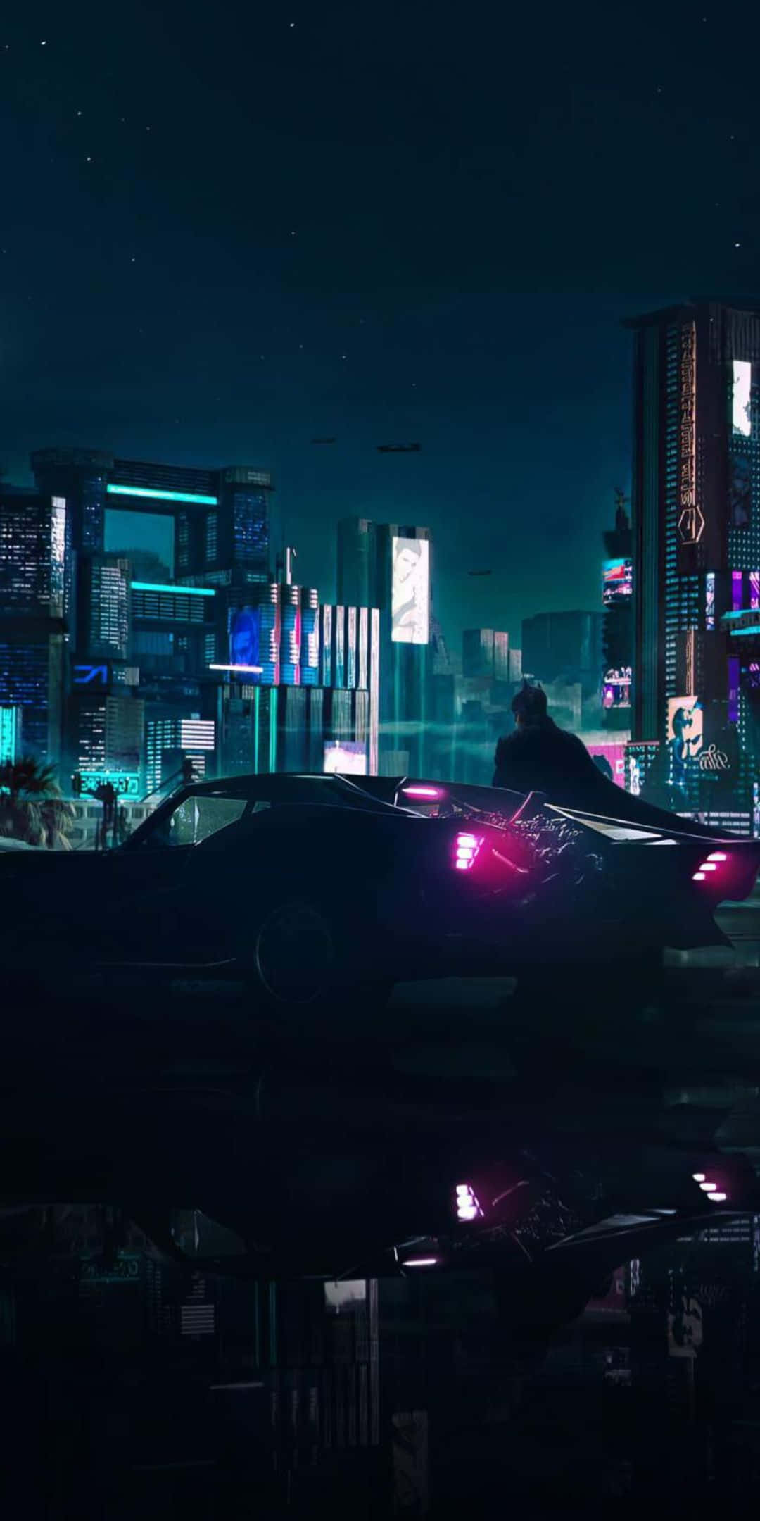 Pixel 3 Batmobile 桌布 壁紙 — 一個孤獨的身影站在一輛發光的跑車旁邊，背景是霓虹燈照亮、高樓大廈林立、有飛行車輛的未來城市夜景。