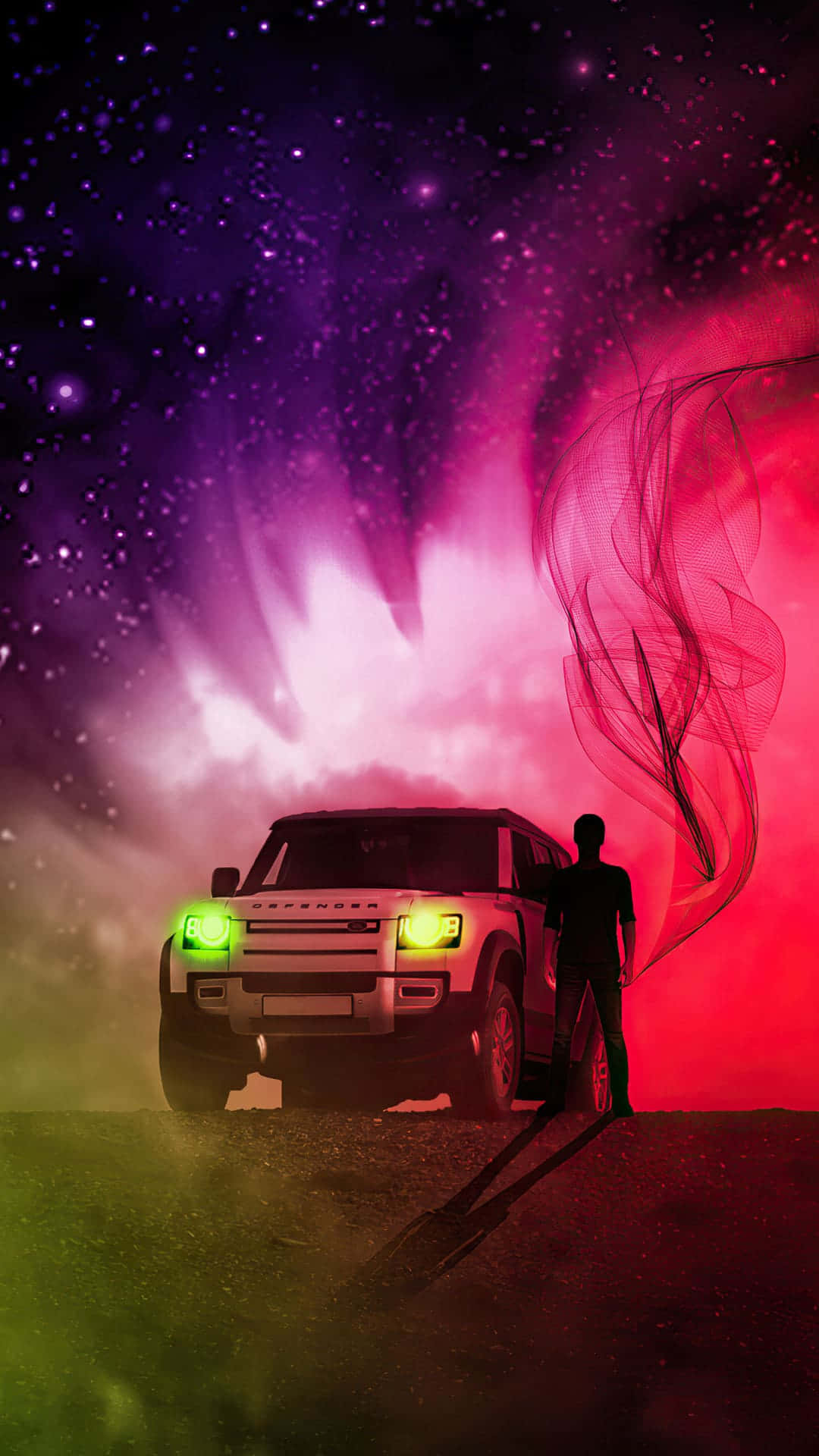 酷車 桌布 壁紙 — 一個孤獨的身影站在一輛發出綠色光芒的SUV旁邊，背景是紫色、粉紅色和紅色星雲的超現實宇宙天空。