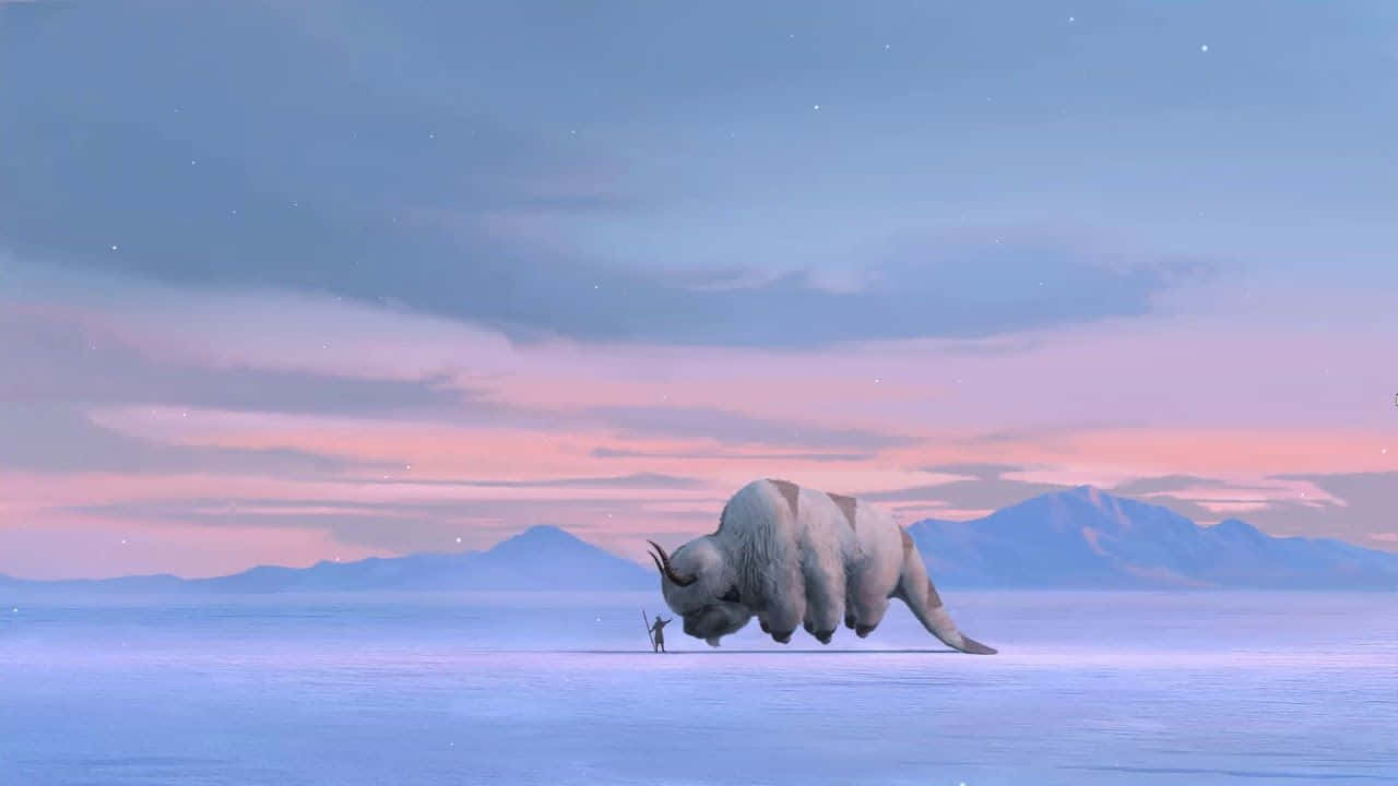 Appa Avatar 桌布 壁紙 — 一個孤獨的身影站在一頭巨大的天空野牛旁邊，身處廣闊的冰凍平原，天空暮色蒼茫，遠山隱約可見。