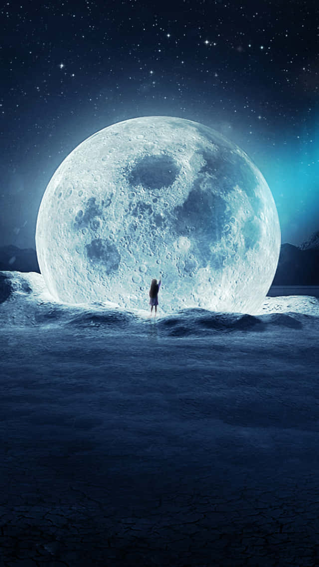 Cool Moon 桌布 壁紙 — 一個孤獨的身影站在佈滿裂紋的月球表面，凝視著一輪巨大發光的月亮，背景是繁星點點的夜空。