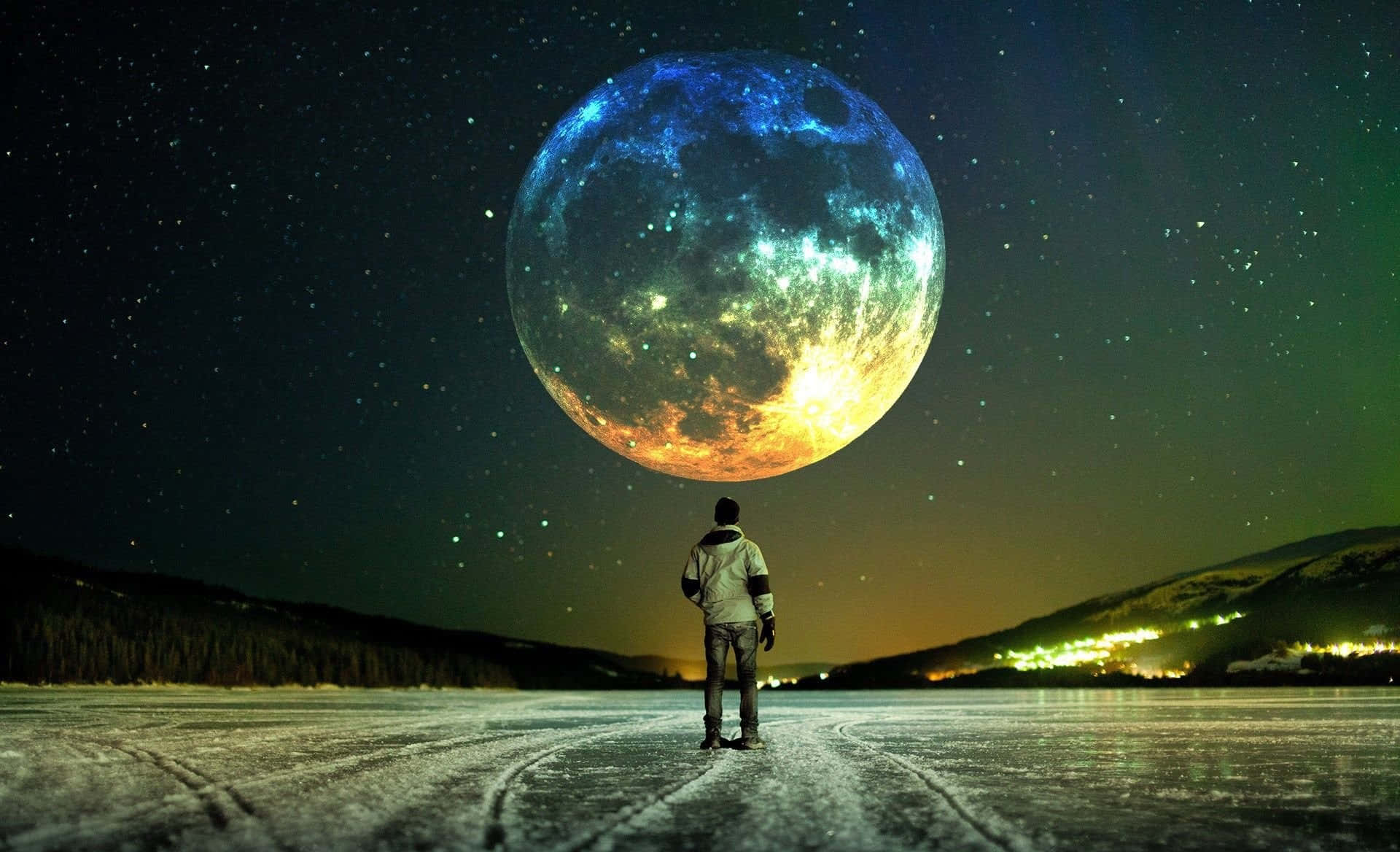 Pretty Moon 桌布 壁紙 — 一個孤獨的身影站在冰凍的湖面上，仰望繁星點點的夜空中的巨大發光藍橙色月亮。