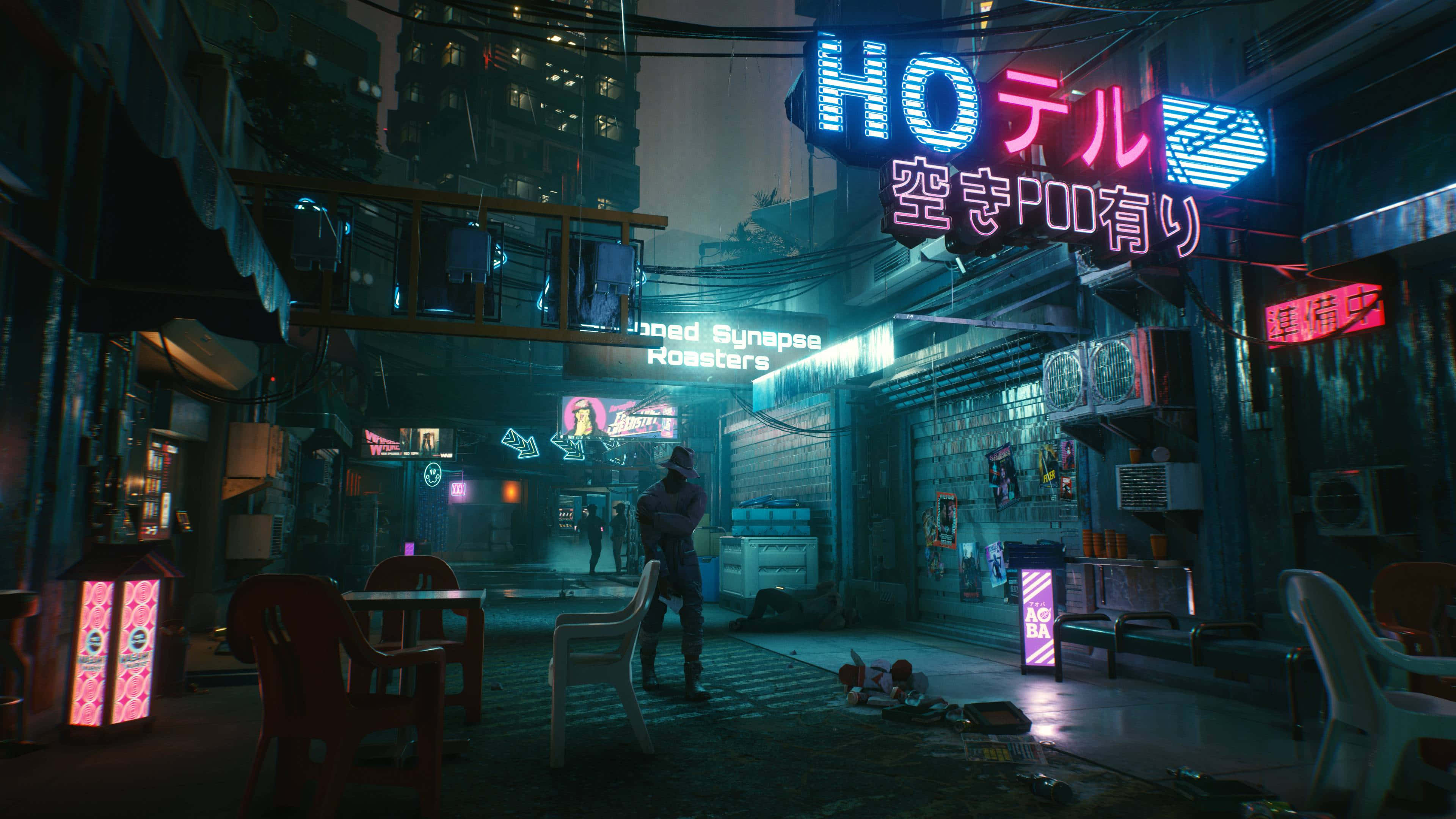 Cyberpunk Night City 桌布 壁紙 — 一個孤獨的身影站在夜晚霓虹燈閃爍的賽博朋克小巷中，發光的招牌和塑料椅子在雨霧中。