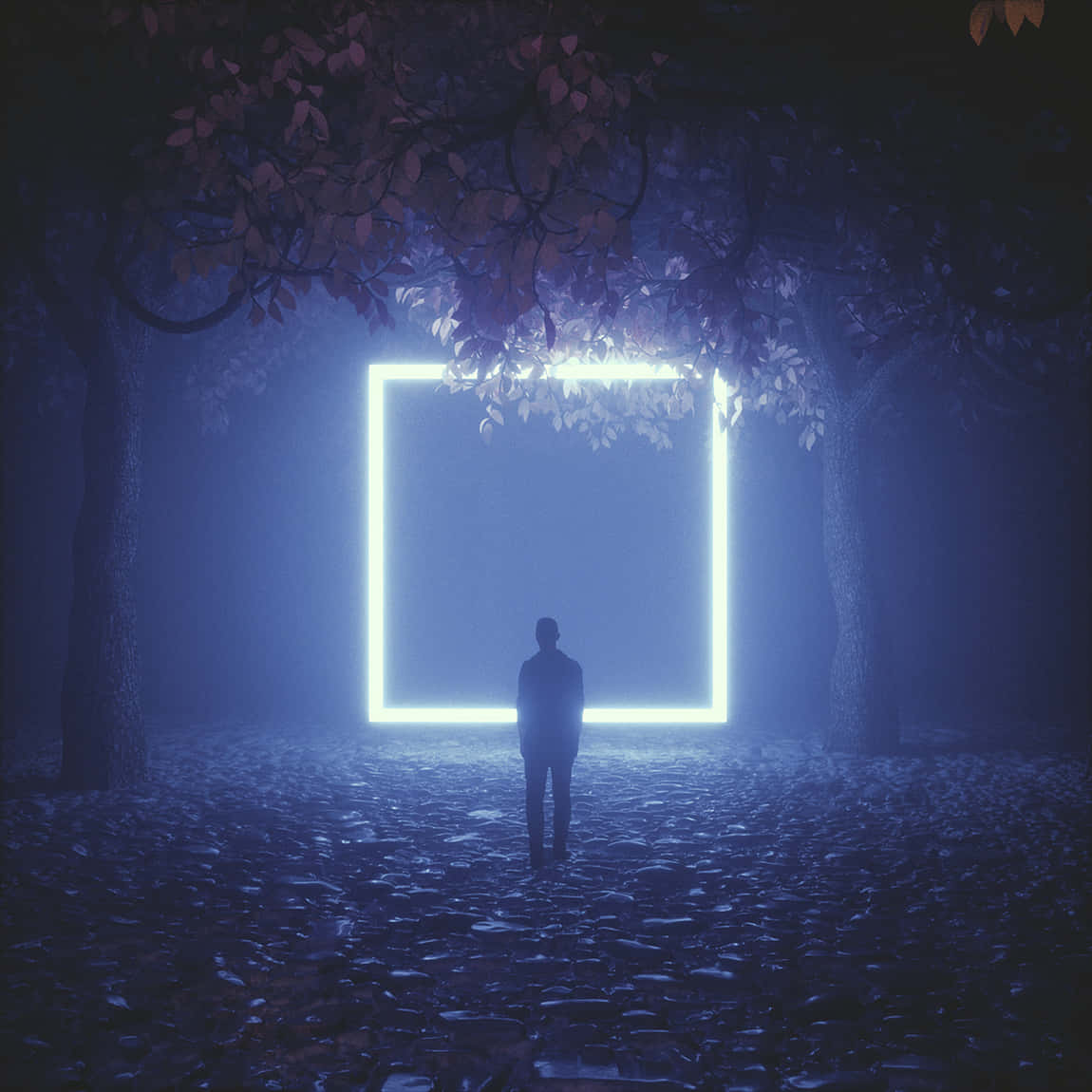 桌布 壁紙 — 一個孤獨的身影站在夜晚霧氣瀰漫的森林中，面對著一個由秋樹環繞的發光藍色方形傳送門。
