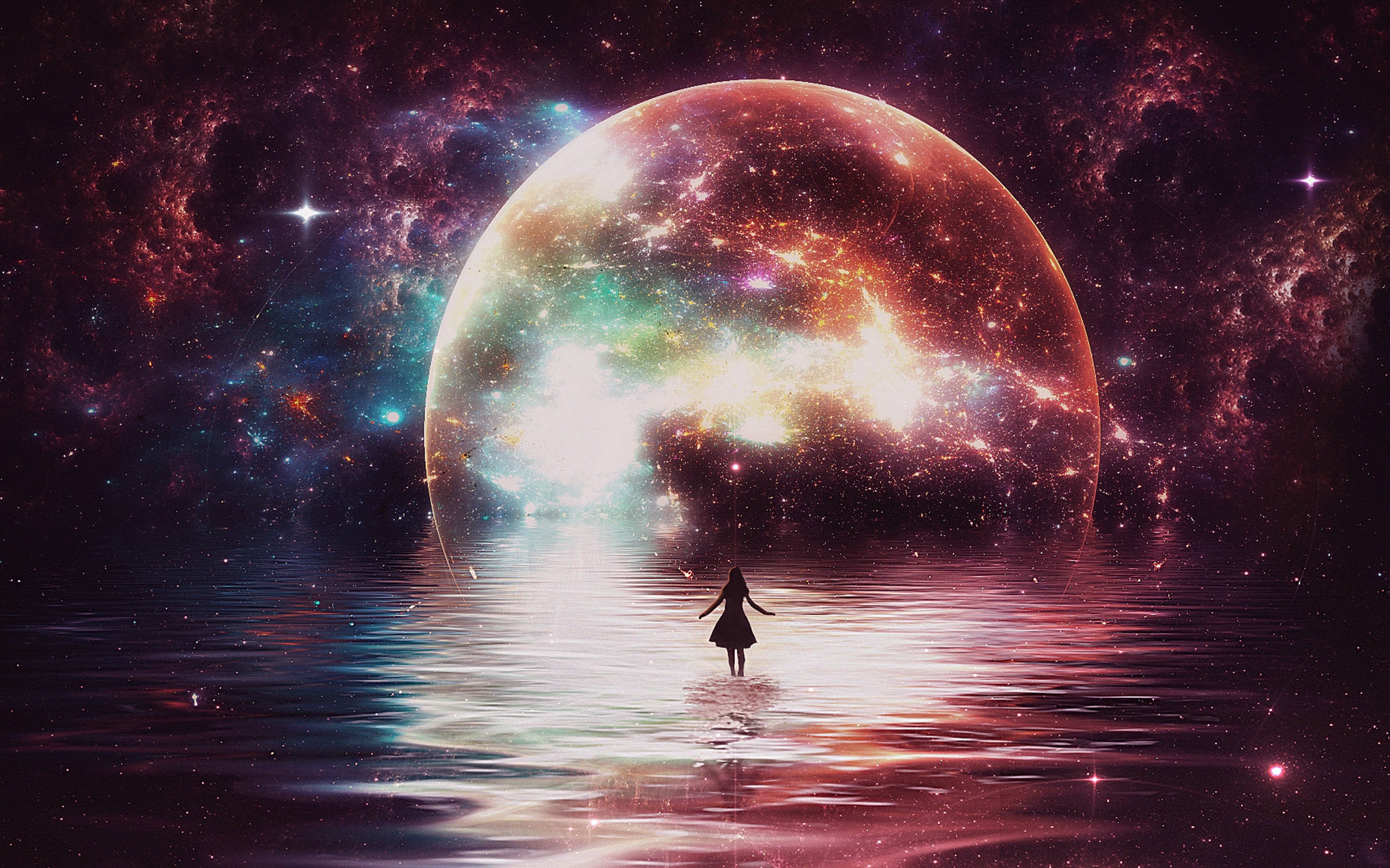 Moon And Stars 桌布 壁紙 — 一個孤獨的身影站在宇宙水域中，面前是一顆被星雲環繞的巨大發光行星。
