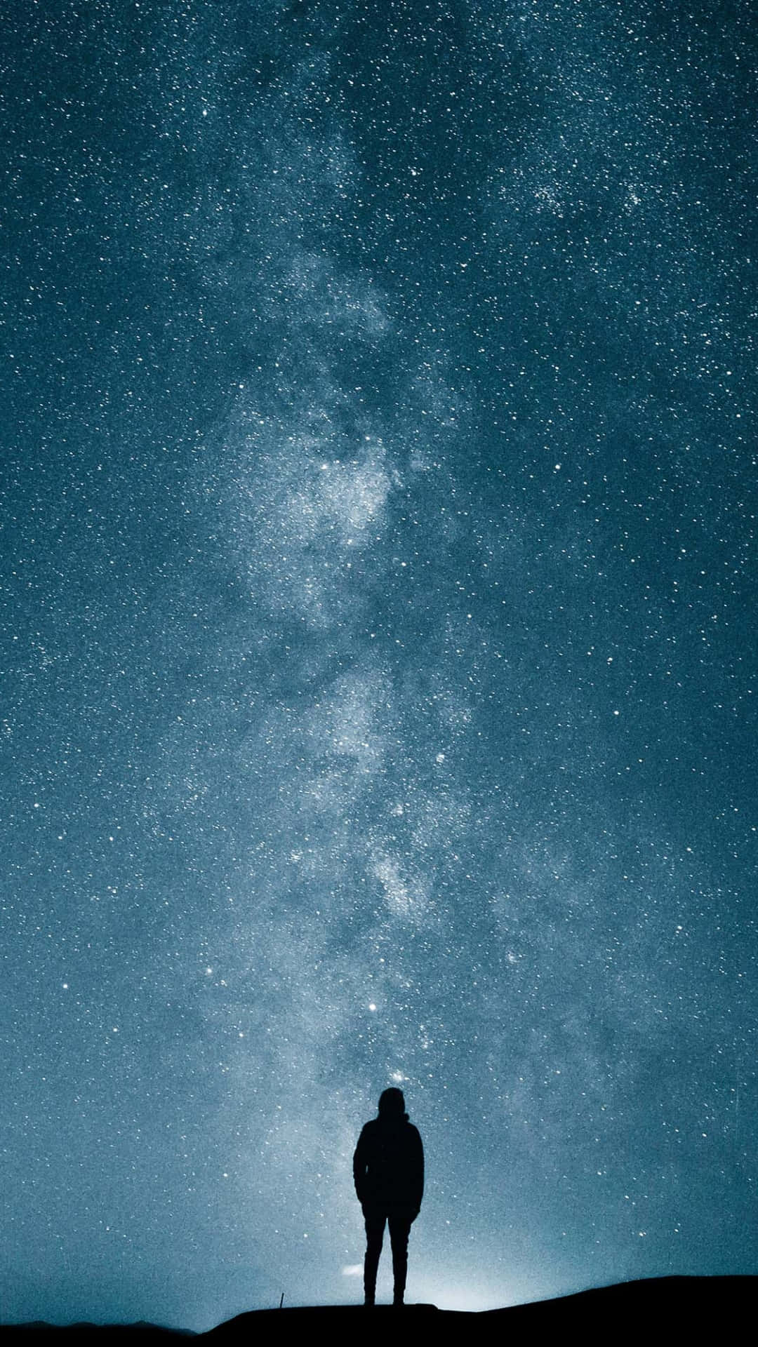 staring 桌布 壁紙 — 一個孤獨的身影站在山頂上，仰望佈滿銀河的壯麗星空。