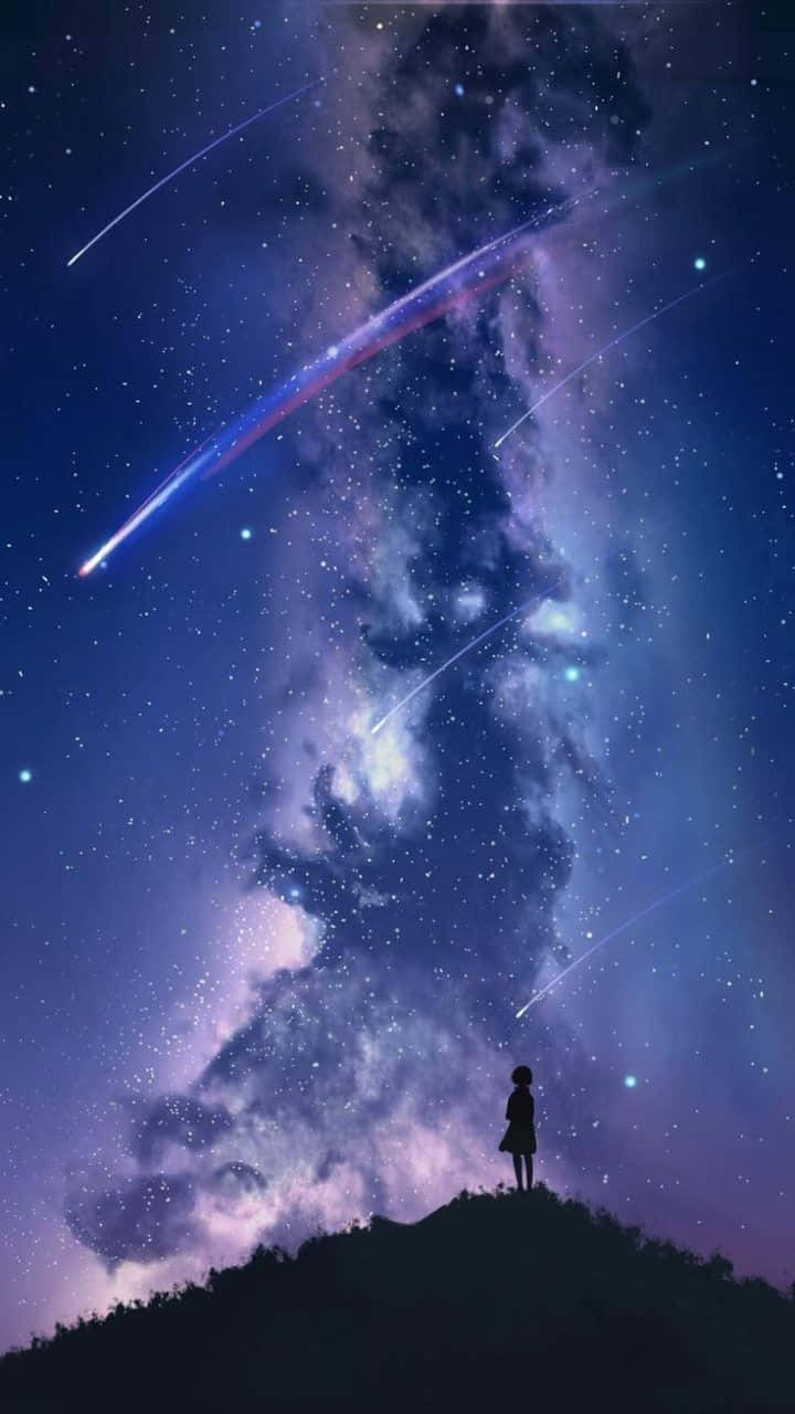 Beautiful Space 桌布 壁紙 — 一個孤獨的身影站在山頂上，凝視著充滿流星和旋轉星雲的充滿活力的宇宙天空。