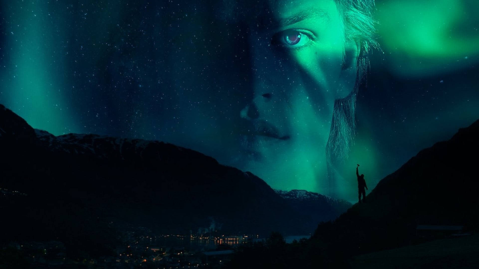 Ragnarok 桌布 壁紙 — 一個孤獨的身影站在山頂上，星空下，一個巨大的虛幻面孔帶著發光的綠色眼睛從北極光中注視著。