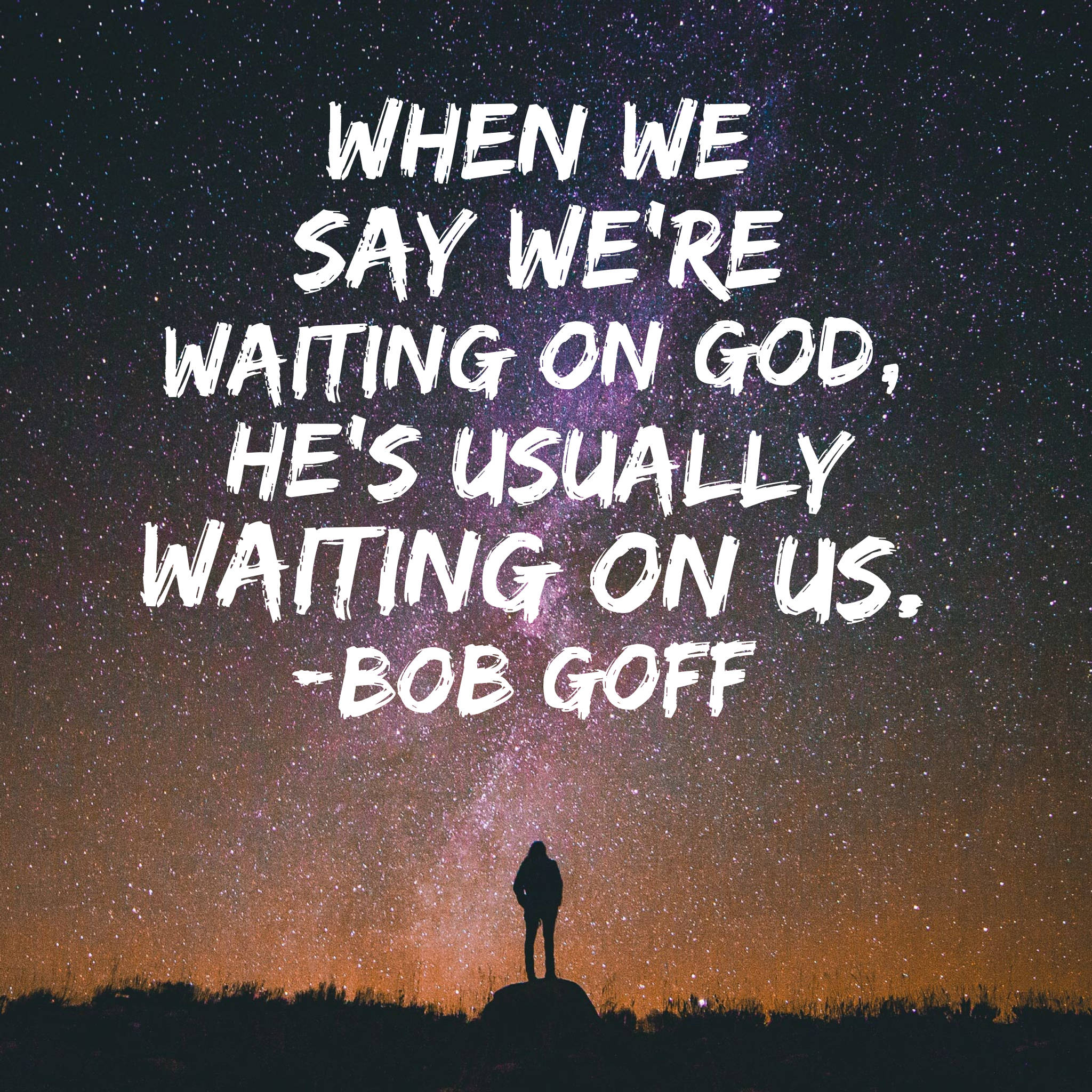 God Quotes 桌布 壁紙 — 一個孤獨的身影站在岩石上，凝視著繁星點點的夜空，上面疊加了一句名言。