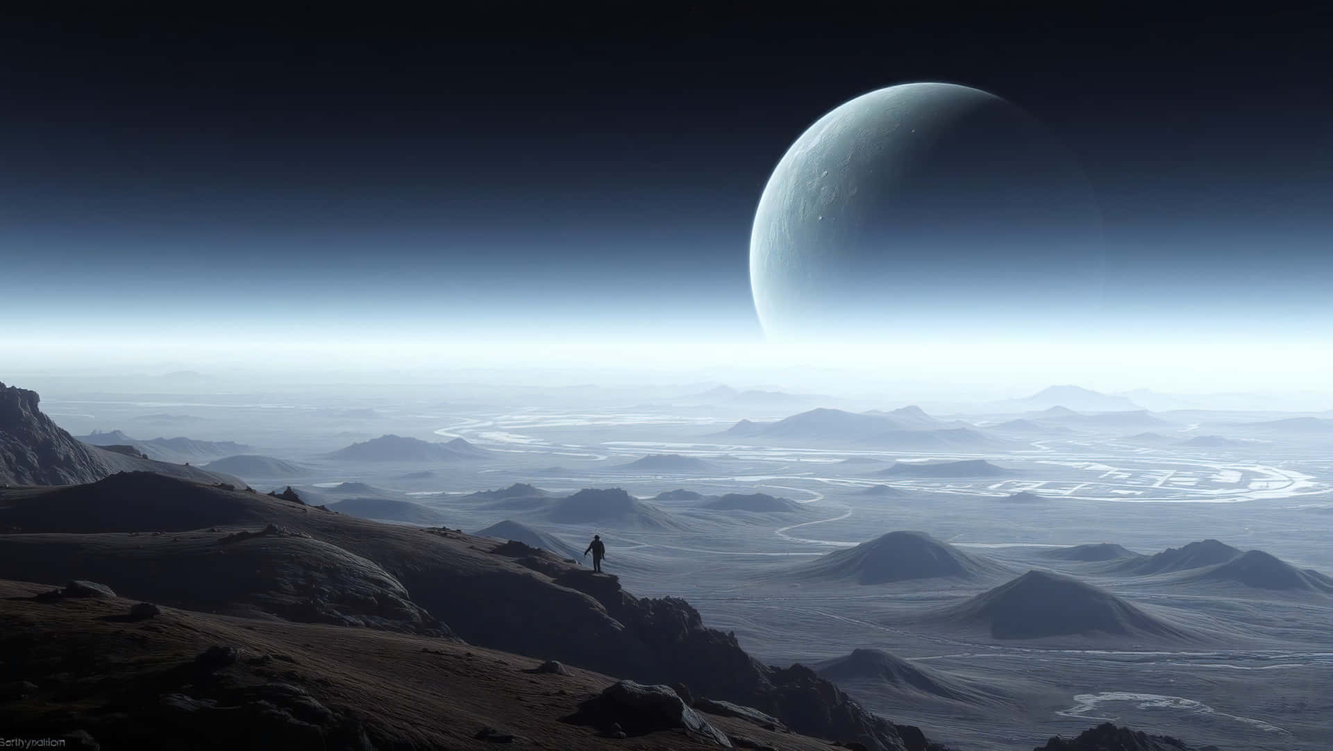 another planet 壁紙 — 一個孤獨的身影站在岩石山脊上，俯瞰著廣闊的外星山谷，上方是一輪巨大的發光月亮。