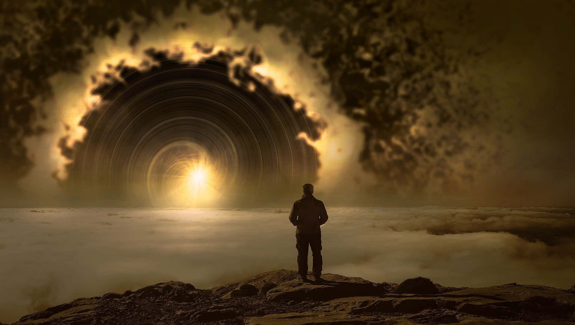 一個男人站在懸崖上的剪影，看著暴風雨天空中發光的宇宙隧道。 — 黑洞 GIF 壁紙