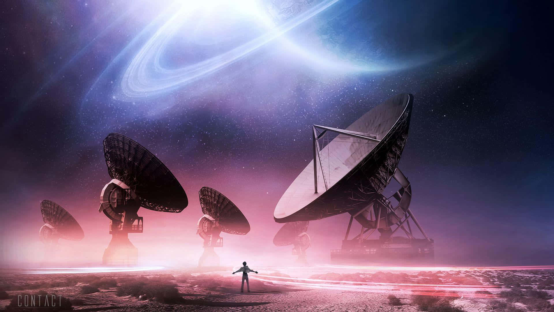 Satellite 桌布 壁紙 — 一個孤獨的身影站在巨大的衛星天線前，下方是發光的環狀行星，背景是宇宙沙漠。