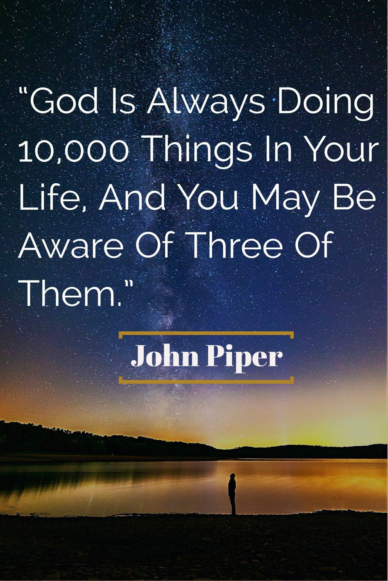 God Quotes 桌布 壁紙 — 一個孤獨的身影站在平靜的湖邊，夜空繁星點點，可見銀河和溫暖的地平線光芒。