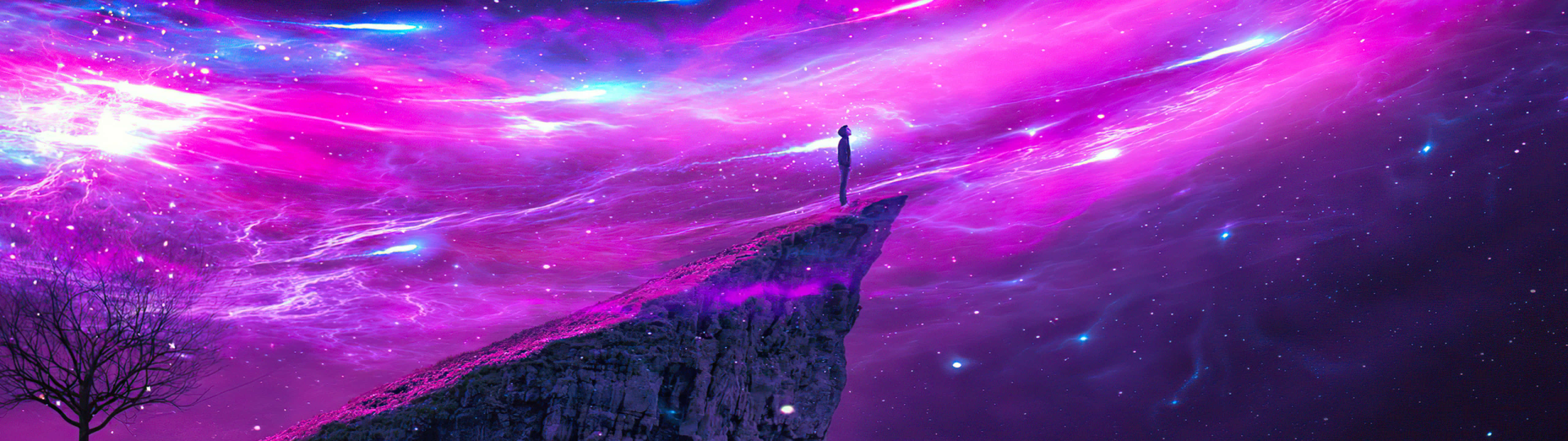 5120x1440 Dual Screen 桌布 壁紙 — 一個孤獨的身影站在懸崖頂上，下方是粉紅色和藍色星雲與星星交織的漩渦宇宙天空。