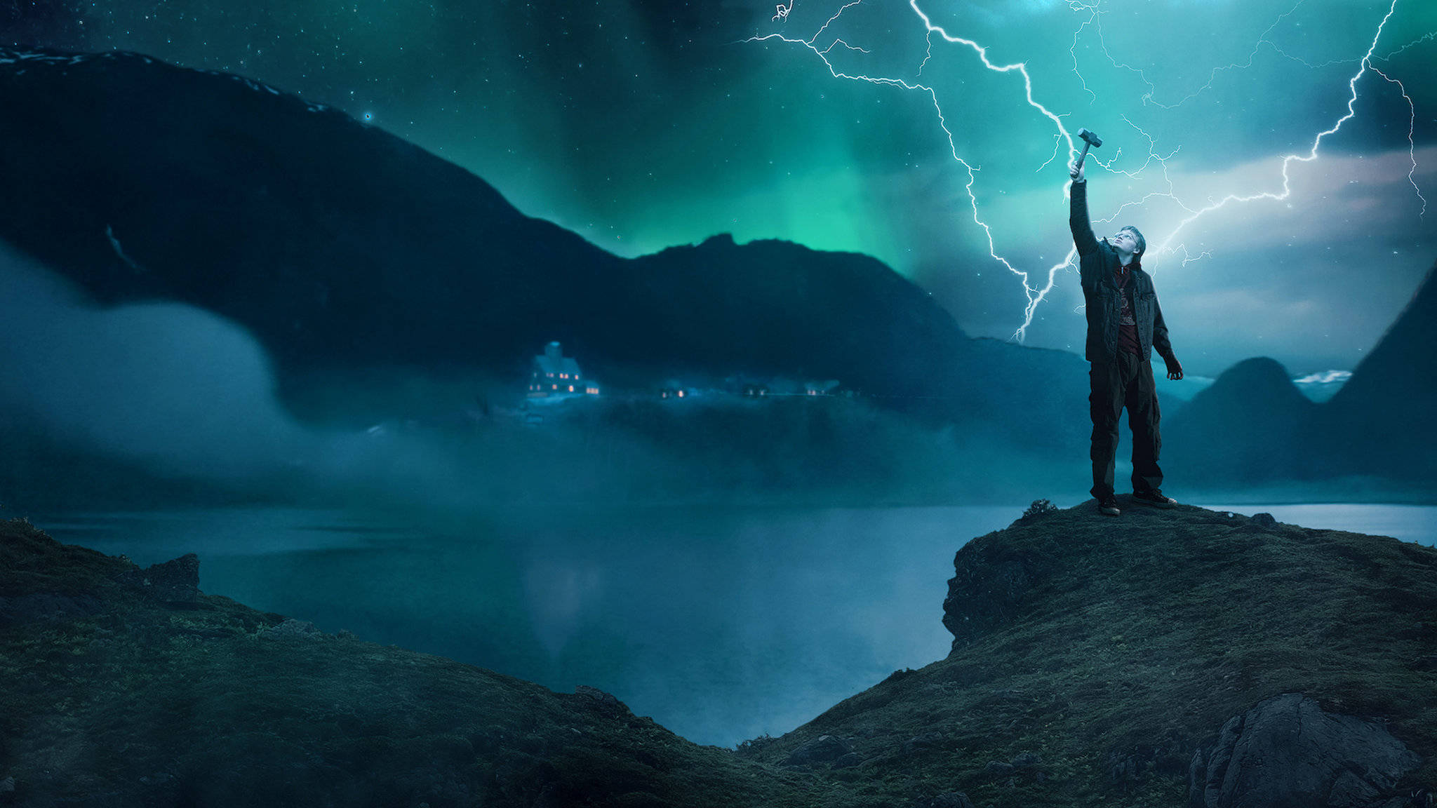 Ragnarok 桌布 壁紙 — 一個孤獨的身影站在懸崖頂上，在霧氣瀰漫的峽灣上空，於充滿活力的綠色極光下召喚閃電。