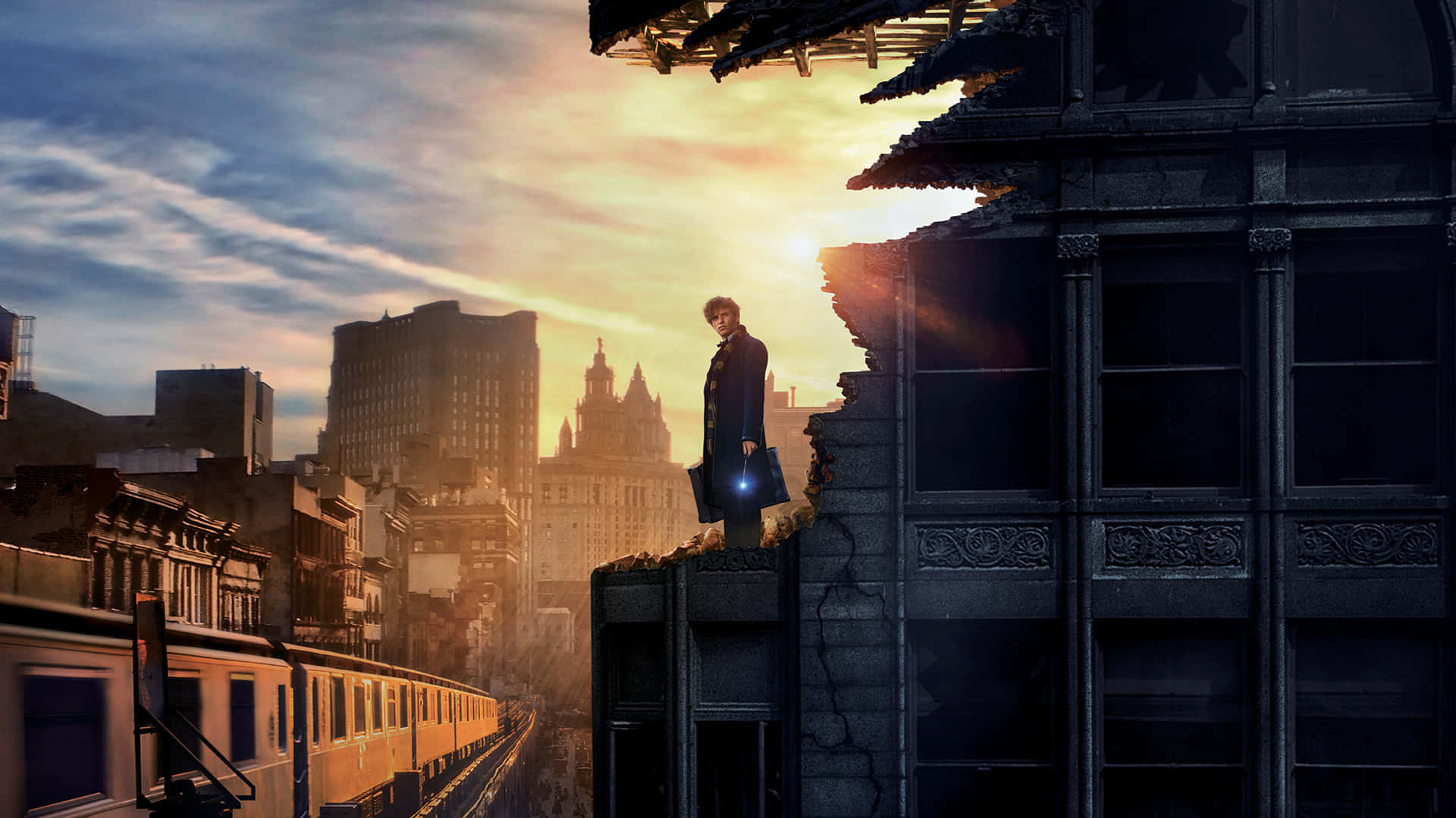 Fantastic Beasts 桌布 壁紙 — 一個孤獨的身影站在搖搖欲墜的建築物邊緣，俯瞰著陽光普照的城市景觀，下方有火車經過。