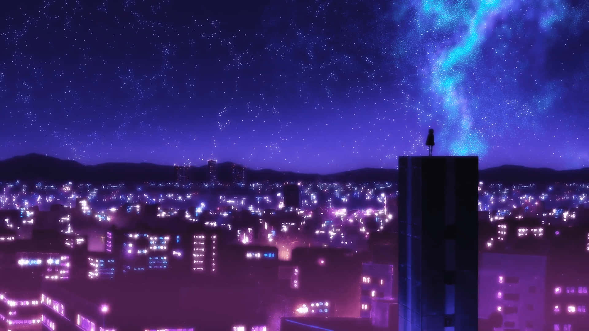 Anime Night City 桌布 壁紙 — 一個孤獨的身影站在摩天大樓頂端，俯瞰著在繁星夜空下、帶有鮮豔藍色星雲的紫色發光城市。