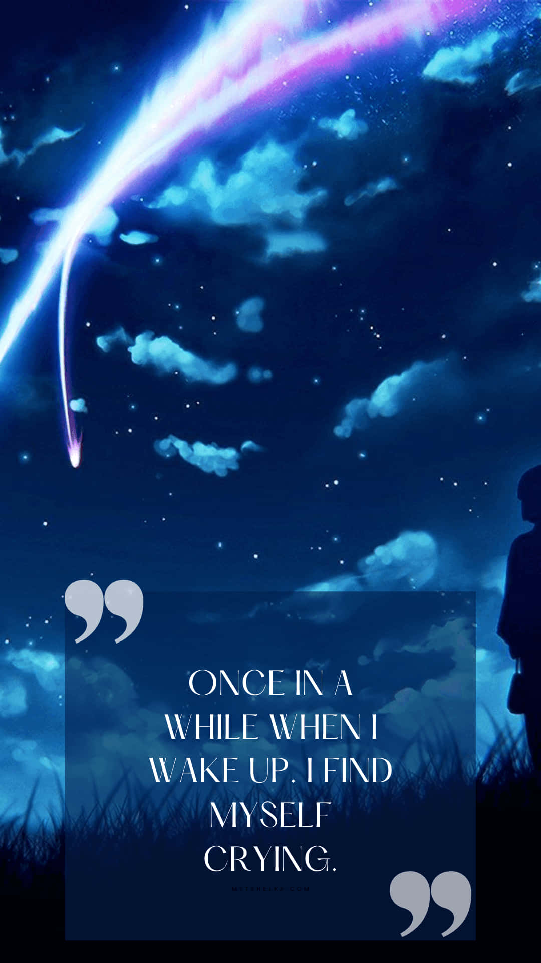 Sad Anime Quotes 桌布 壁紙 — 一個孤獨的身影站在星空下，一道充滿活力的宇宙光束劃過頭頂，照亮了雲朵和草地。