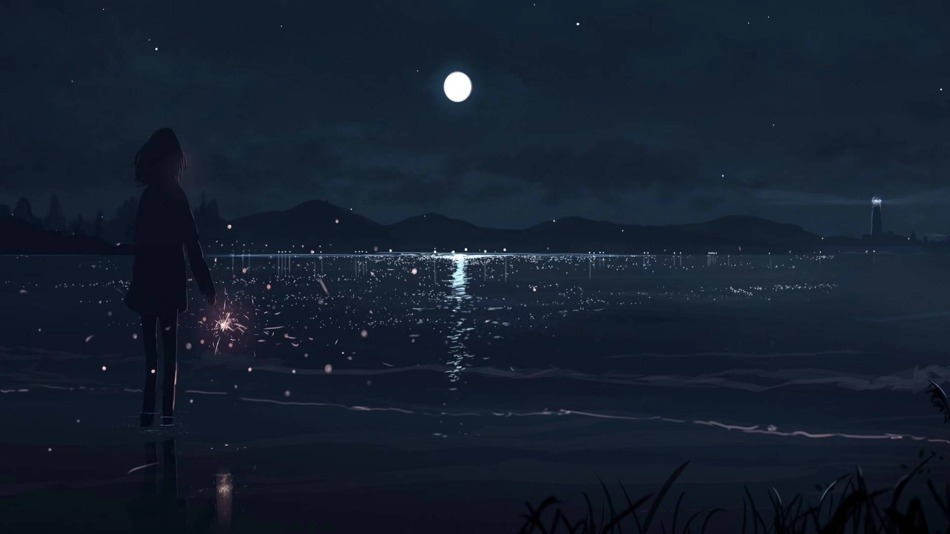 Sad Girl 桌布 壁紙 — 一個孤獨的身影站在月光照耀的海岸上，手持煙火棒，發光的粒子漂浮在黑暗的水面上。