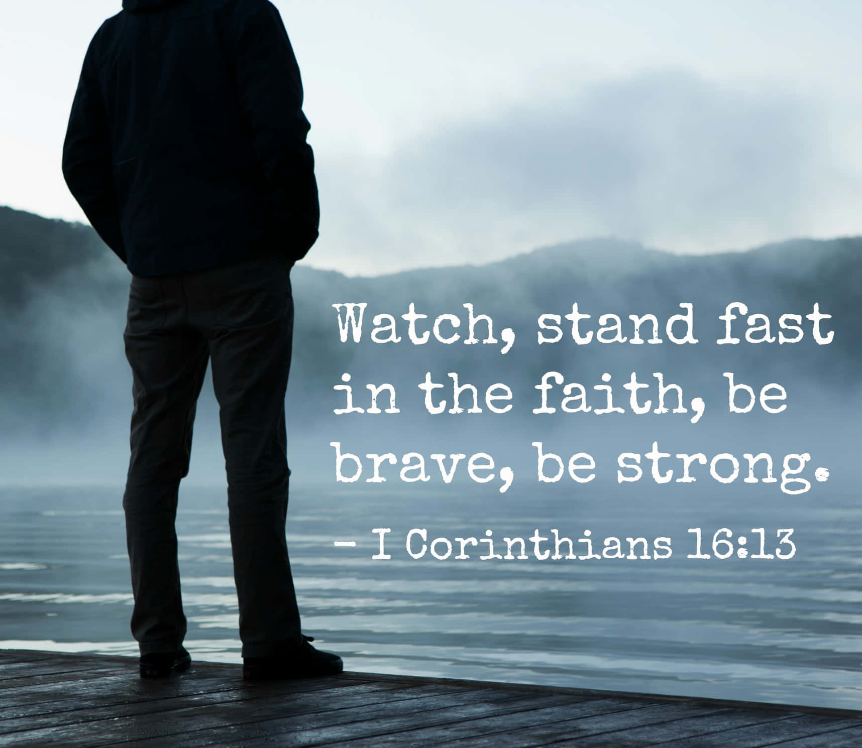 Encouraging Bible Verses 桌布 壁紙 — 一個孤獨的身影站在木製碼頭上，眺望著霧氣瀰漫的湖泊，背景是山脈，同時出現白色文字的聖經經文。