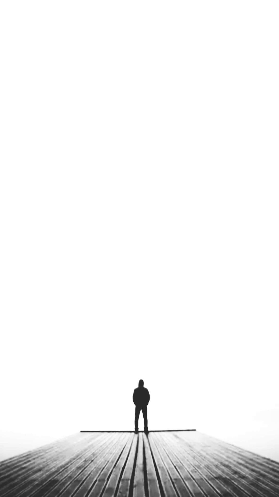 Sad Depressing 桌布 壁紙 — 一個孤獨的身影站在木製碼頭的盡頭，碼頭延伸至無盡的白色空間。
