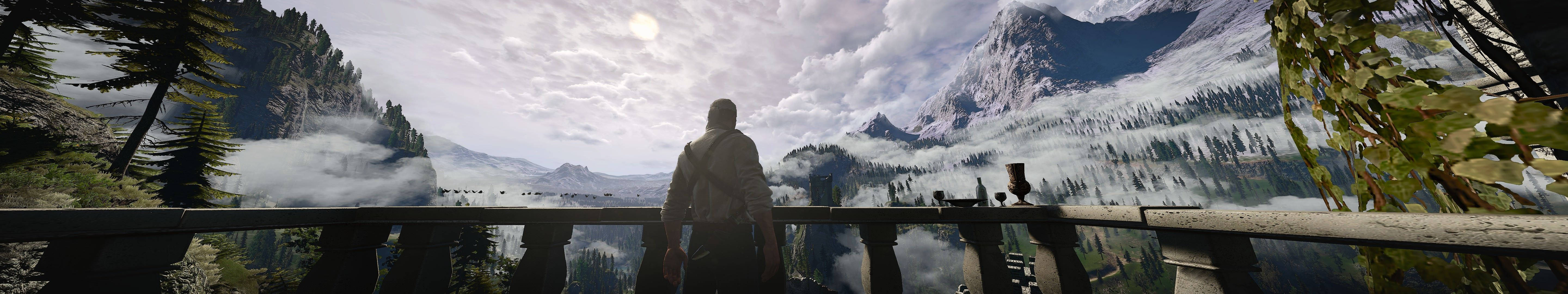 Witcher 3 桌布 壁紙 — 一個孤獨的身影站在木製陽台上，俯瞰著雲霧繚繞的山谷，有雪覆蓋的山峰和茂密的森林，天空多雲。