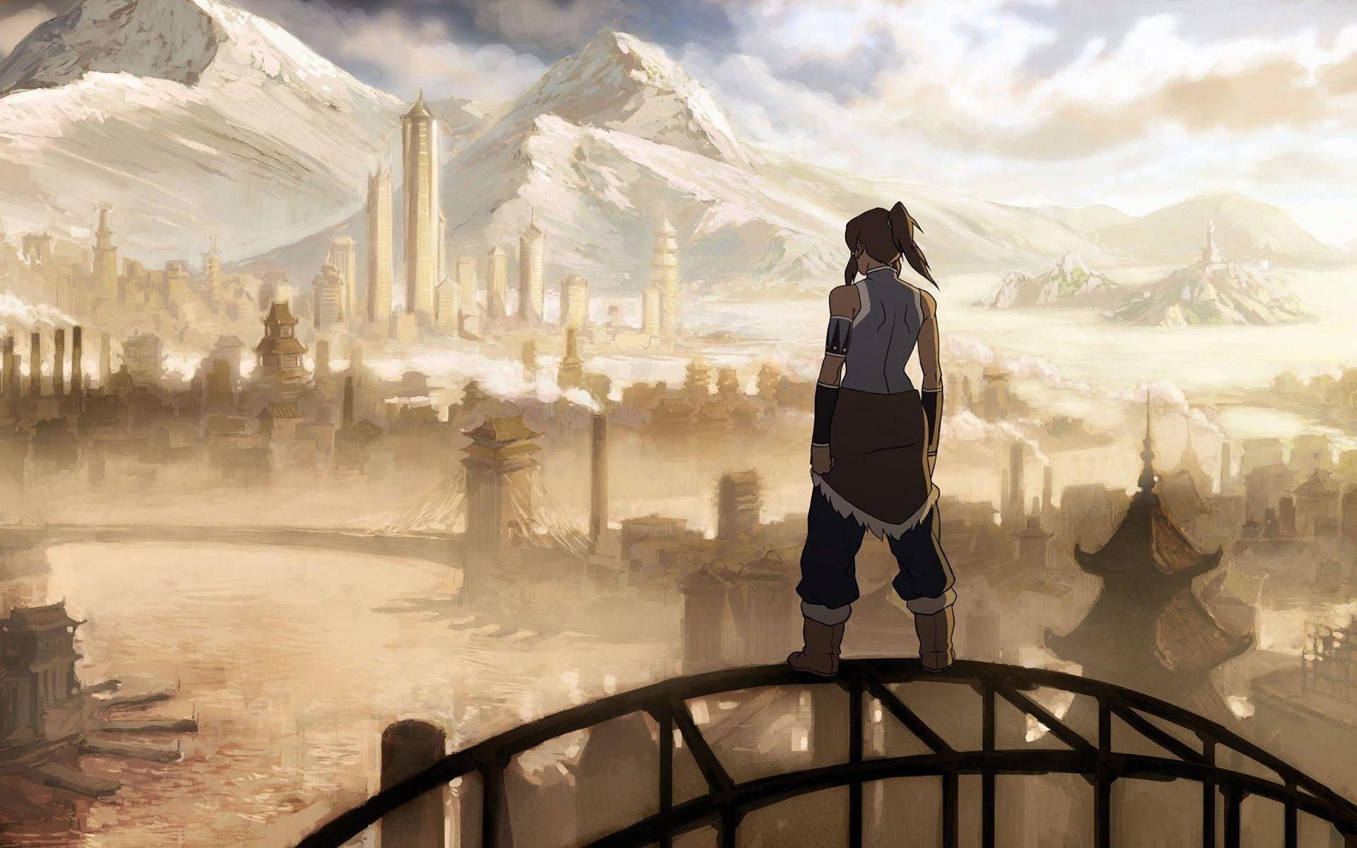 Korra 桌布 壁紙 — 一個孤獨的身影站在橋欄杆上，俯瞰著雲霧繚繞的未來城市，這座城市坐落在白雪覆蓋的山脈之間，天空多雲。