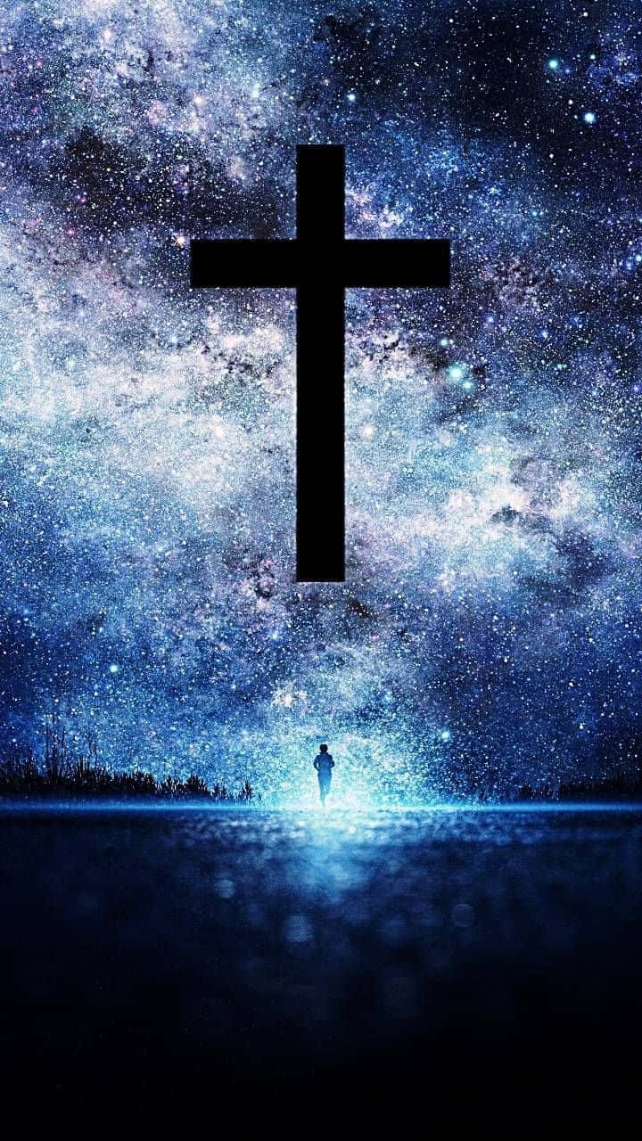 Cute Cross 桌布 壁紙 — 一個孤獨的身影站在水上，仰望漂浮在星空宇宙天空中的巨大黑色十字架。