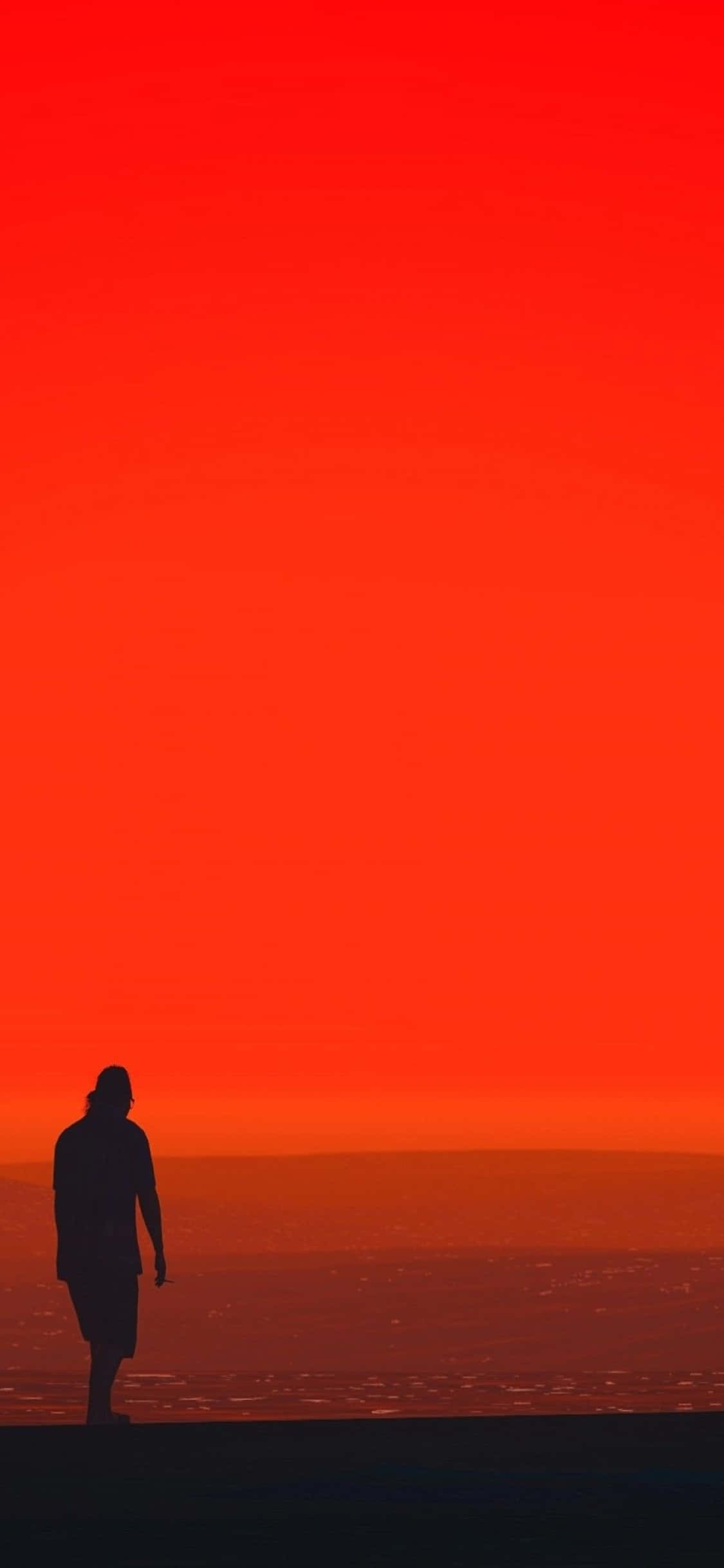 Grand Theft Auto V 桌布 壁紙 — 一個孤獨的身影站在水邊，頭頂是廣闊的熾熱橙色日落天空。