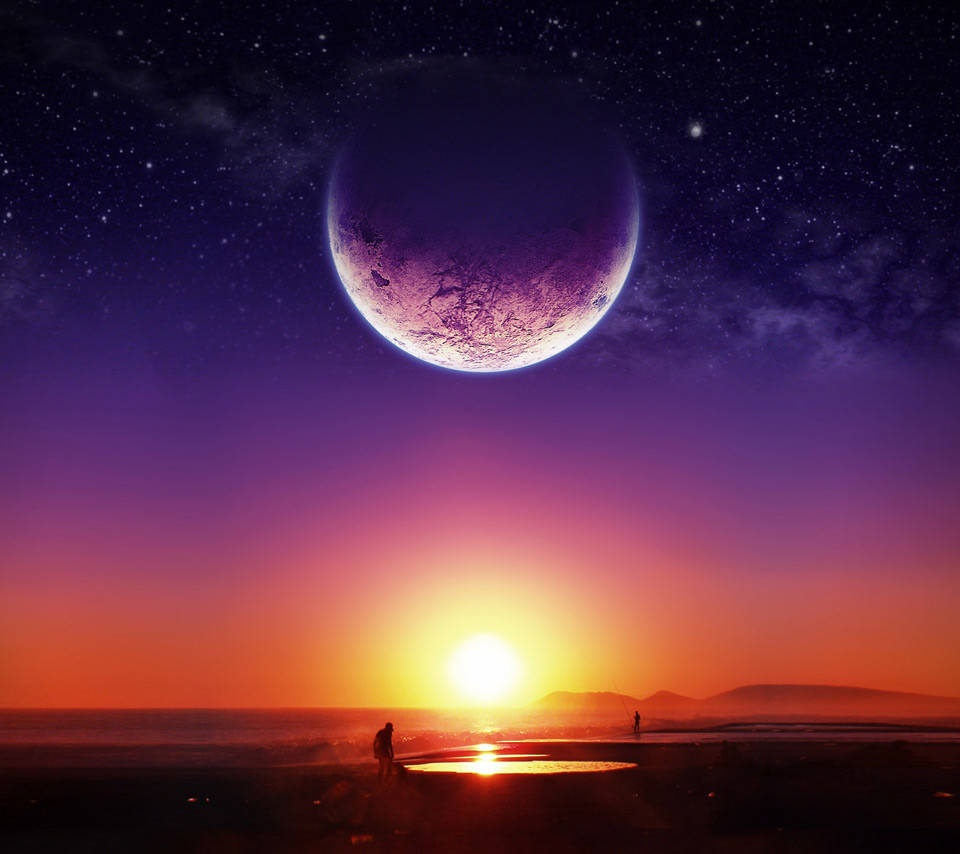 Sun And Moon 桌布 壁紙 — 一個孤獨的身影站在沙灘上，發光的太陽正在地平線下沉，而一個巨大的紫色行星懸掛在星光燦爛的暮色天空中。