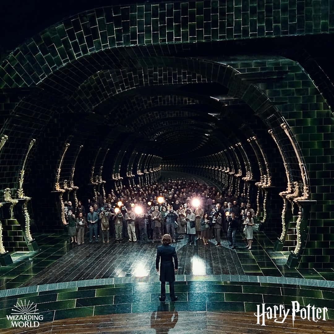 The Ministry Of Magic 桌布 壁紙 — 一個孤獨的身影站在深綠色瓷磚隧道的盡頭，人群在戲劇性的哈利波特場景中舉著發光的魔杖。