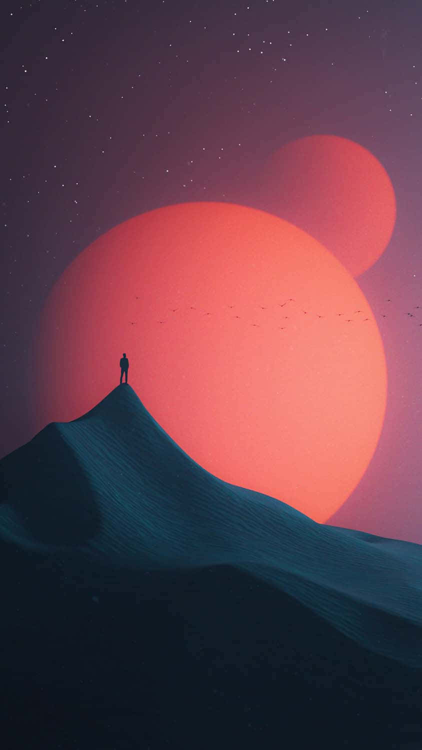 Soothing 桌布 壁紙 — 一個孤獨的身影站在深藍綠色沙丘頂上，天空超現實，有兩個發光的紅色球體和散落的星星。