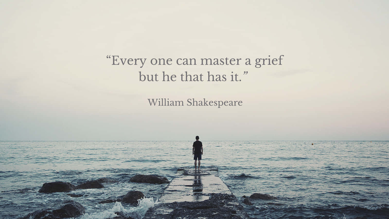 grief 桌布 壁紙 — 一個孤獨的身影站在濕漉漉的石碼頭盡頭，凝視著柔和暮色下平靜的海洋，上面疊加著莎士比亞的語錄。
