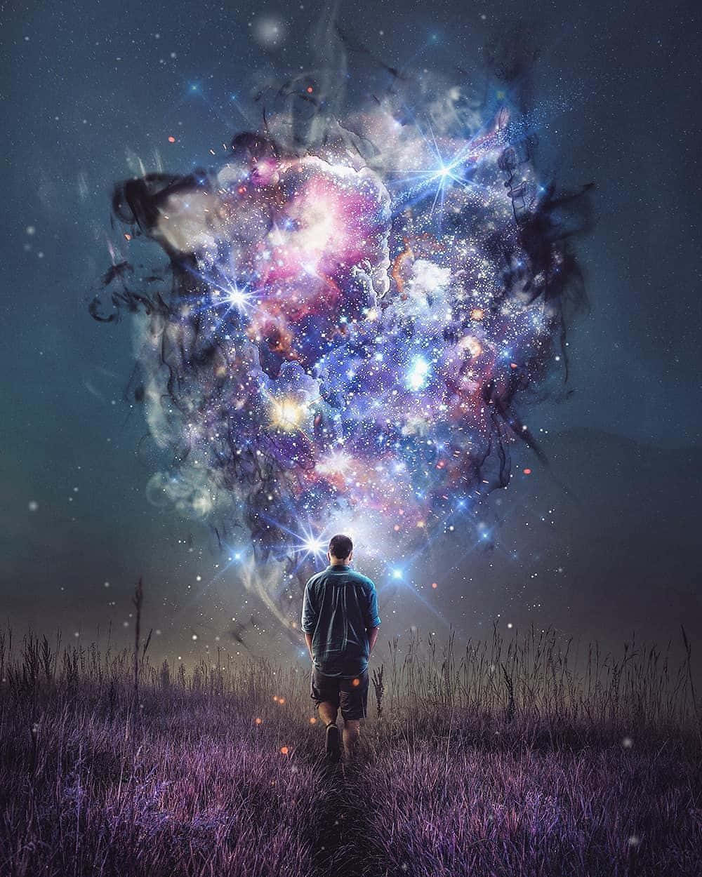Imaginative 桌布 壁紙 — 一個孤獨的身影站在田野中，凝視著上方發光的愛心形宇宙星雲。