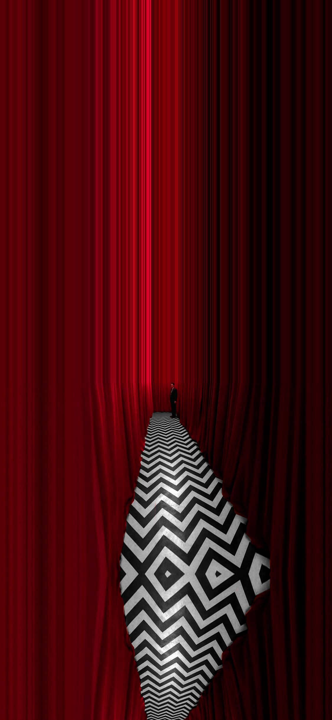 twin peaks 桌布 壁紙 — 一個孤獨的身影站在由高聳紅色窗簾框起的黑白 zigzag 小徑盡頭。