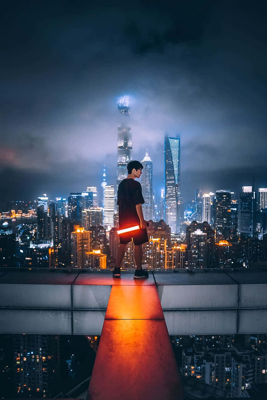 Rooftop 桌布 壁紙 — 一個孤獨的身影站在發光的紅色屋頂小徑上，俯瞰夜晚霧氣瀰漫、霓虹閃爍的城市景觀。