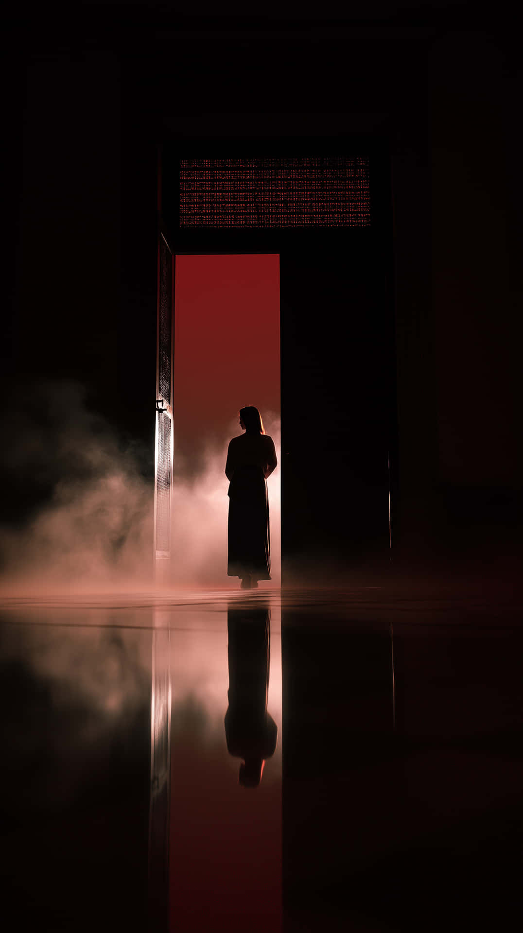 Ultra-realistic cinematic still of a mysterious woman 壁紙 — 一個孤獨的身影站在發光的紅色門口的門檻上，在霧氣瀰漫的地板上反射出剪影。