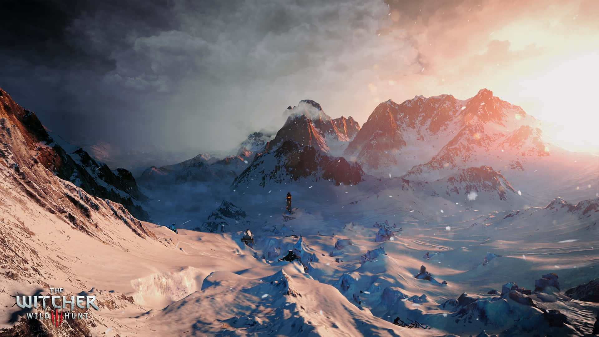 Open-world Games 桌布 壁紙 — 一個孤獨的身影站在白雪覆蓋的山脊上，金色夕陽的光芒沐浴著鋸齒狀的山峰，天空佈滿戲劇性的雲層。
