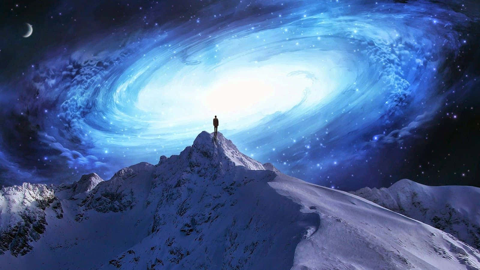 Spiritual Awakening 桌布 壁紙 — 一個孤獨的身影站在白雪覆蓋的山頂上，凝視著新月下旋轉的藍色星系。