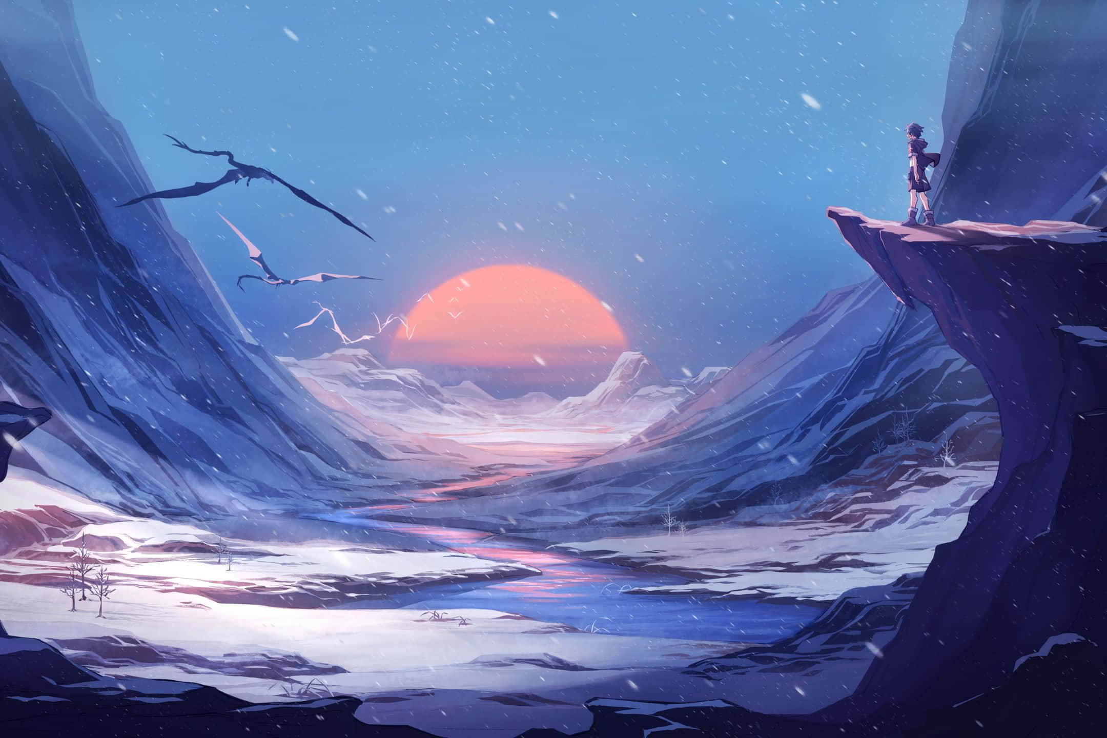 2160x1440 桌布 壁紙 — 一個孤獨的身影站在白雪覆蓋的懸崖上，俯瞰著廣闊的冰封山谷，一顆發光的橙色太陽在遠山後落下，飛翔的生物在暮色天空中形成剪影。