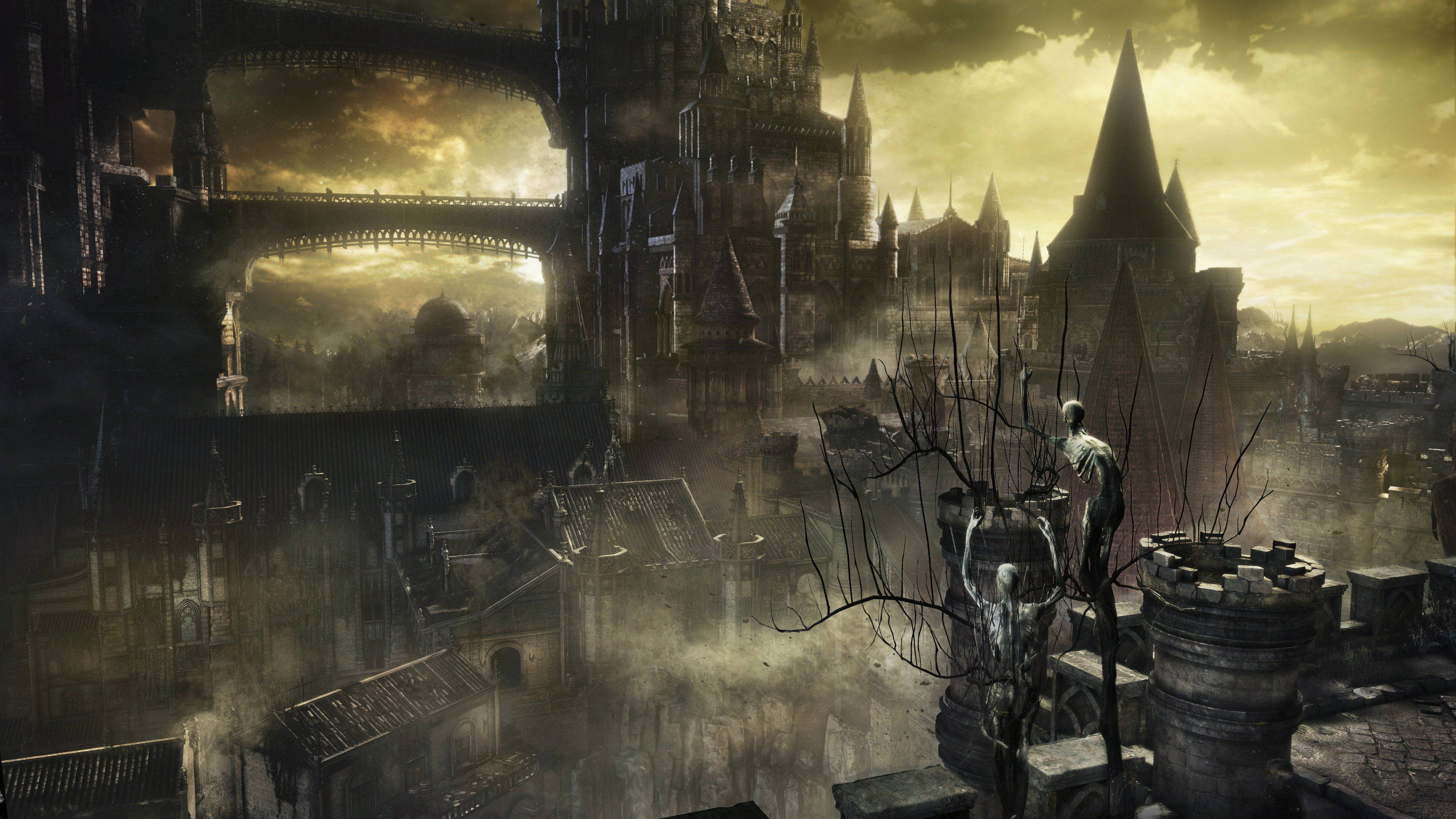 dark souls 4K 桌布 壁紙 — 一個孤獨的身影站在破舊的城堡屋頂上，俯瞰著沐浴在金色夕陽光輝中的哥德式城市景觀。