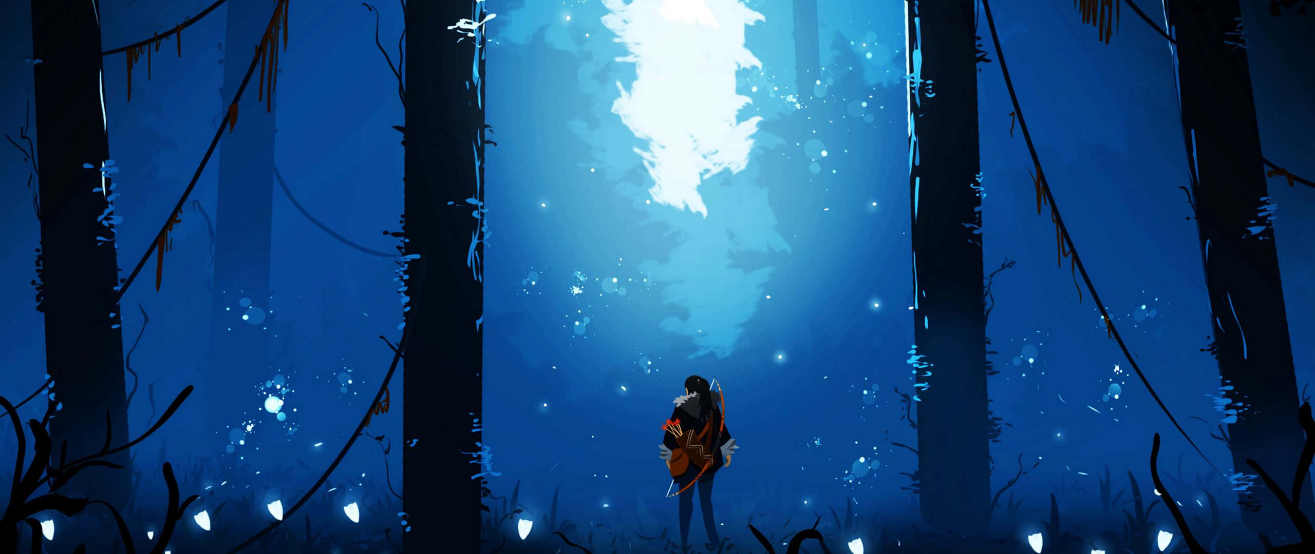 Among Trees 桌布 壁紙 — 一個孤獨的身影站在神秘的藍色森林中，空靈的光線穿過高聳的樹木，發光的粒子在周圍飄蕩。