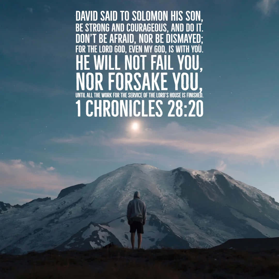 Encouraging Bible Verses 桌布 壁紙 — 一個孤獨的身影站在積雪的山峰前，暮色天空下覆蓋著鼓舞人心的聖經經文。