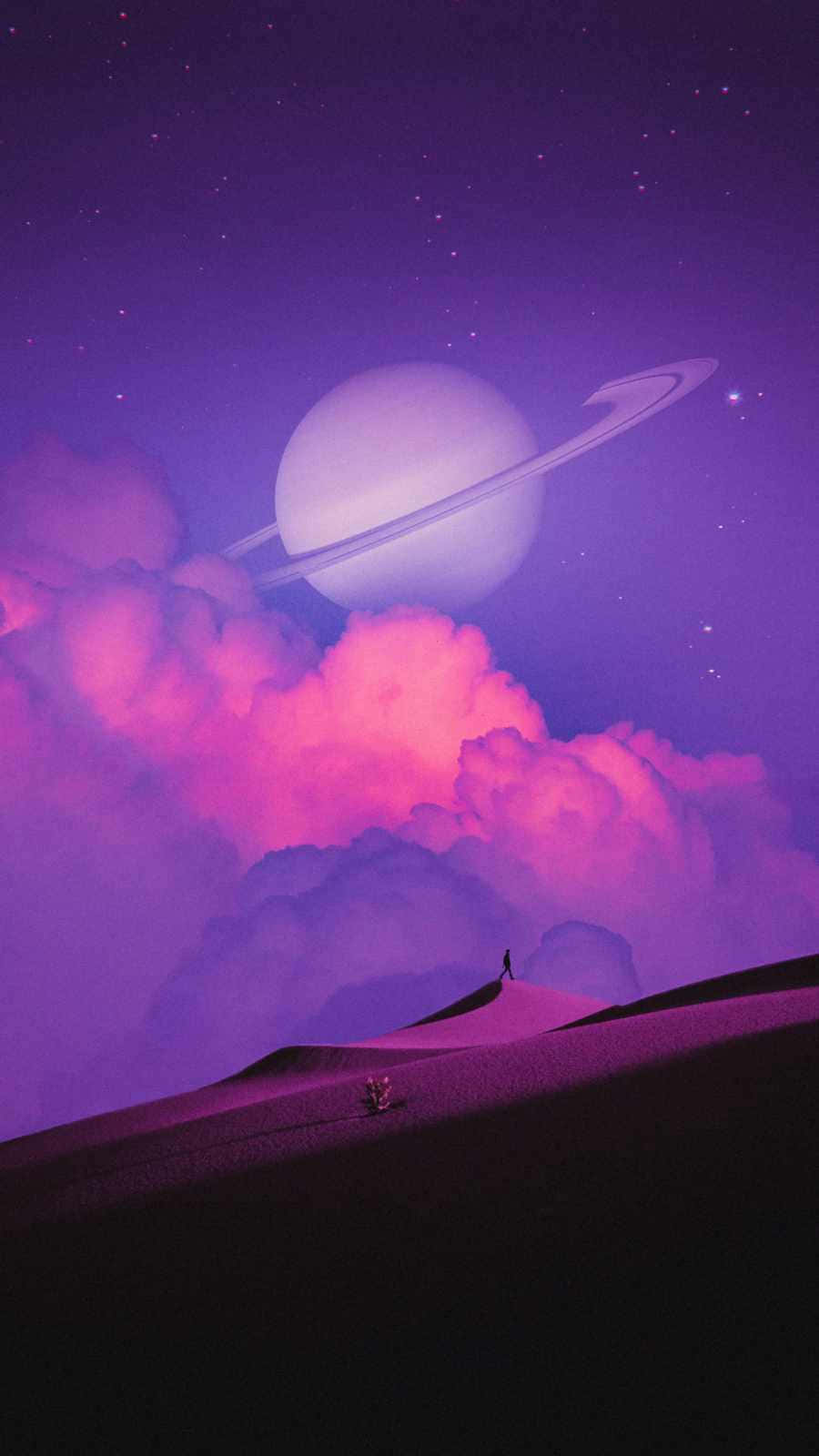 土星 桌布 壁紙 — 一個孤獨的身影站在紫色沙丘頂上，下方是發光的環狀行星和星空。