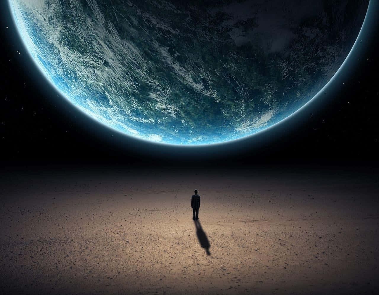 Lonely 桌布 壁紙 — 一個孤獨的身影站在荒涼的外星景觀中，仰望一顆巨大的發光藍色行星，主宰著星空。