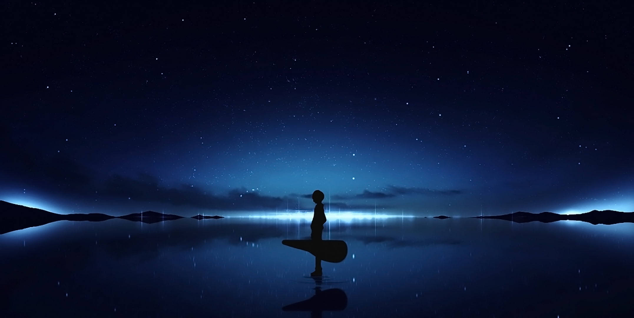 Alone 桌布 壁紙 — 一個孤獨的身影站在衝浪板上，下方是平靜水面倒映的星空，藍色地平線閃爍微光。