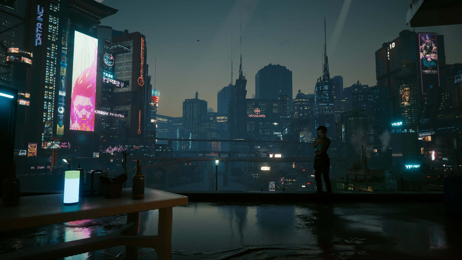 Cyberpunk Night City 桌布 壁紙 — 一個孤獨的身影站在被雨水浸濕的屋頂上，俯瞰著黃昏時分霓虹閃爍的賽博龐克城市景觀。