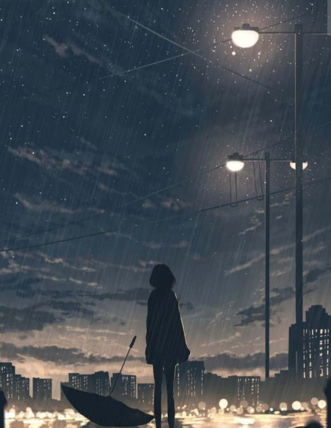 桌布 壁紙 — 一個孤獨的身影站在被雨水浸透的路燈下，在城市景觀中仰望星空，伴隨著落下的雨。